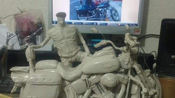 Escultura biker