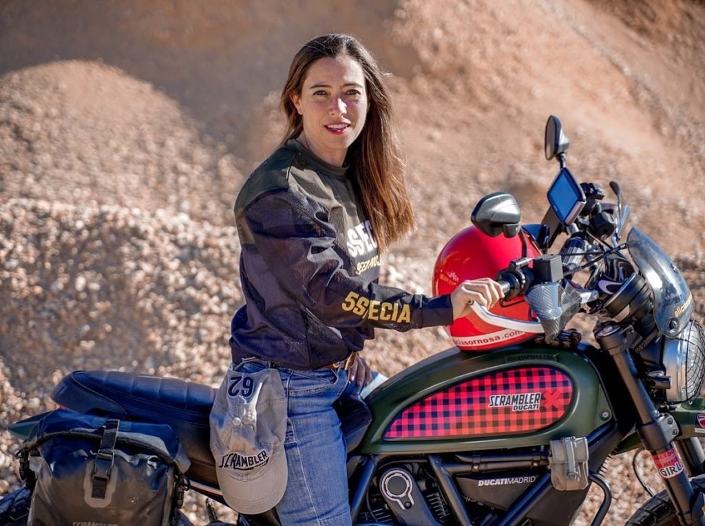 Alicia Sornosa con su Ducati Scrambler