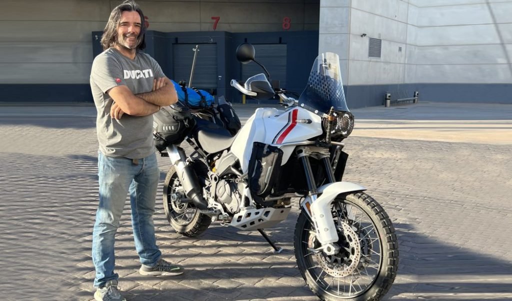 Charly Sinewan con su Ducati DesertX