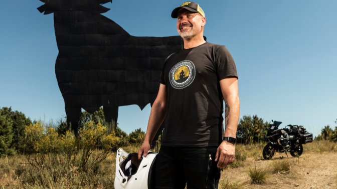 Entrevista en el períodico La Razón sobre Julio Alamo y su proyecto ToroEnMoto, una extravagante versión de la Ruta66