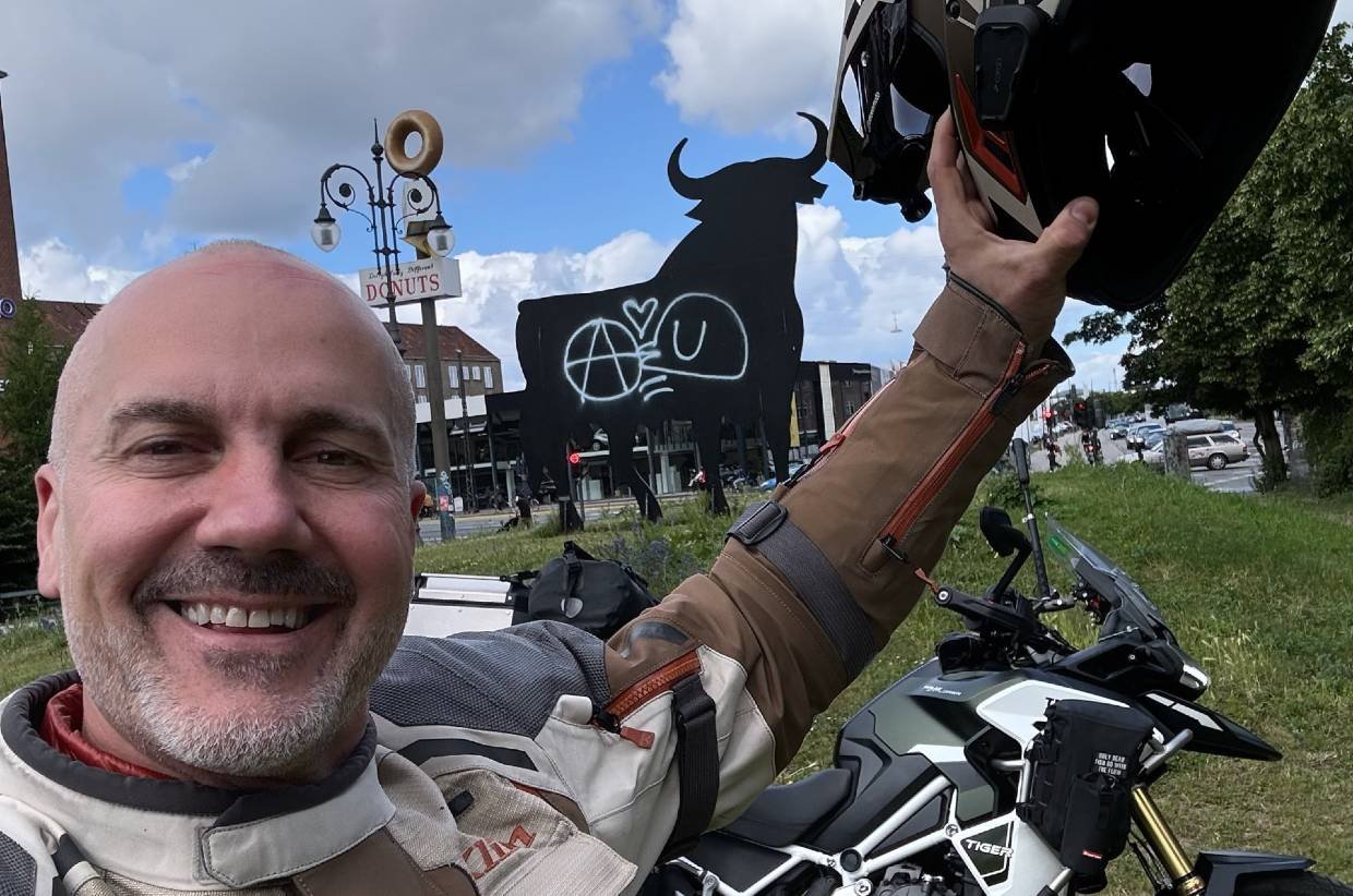 Julio Alamo en el toro de Osborne de Dinamarca Julio Alamo en el toro de Osborne de Dinamarca