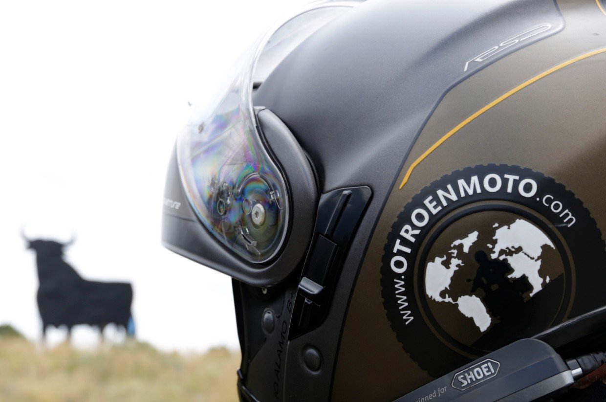 Julio Alamo en el toro de Osborne de Sevilla Julio Alamo en el toro de Osborne de Sevilla