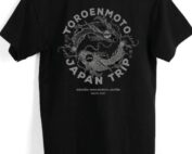 Camiseta negra edición limitada ToroEnMoto Japan Trip con logo en el pecho y el Koi no Michi (鯉の道) en la espalda