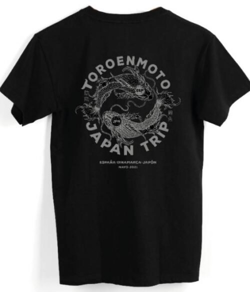 Camiseta negra edición limitada ToroEnMoto Japan Trip con logo en el pecho y el Koi no Michi (鯉の道) en la espalda