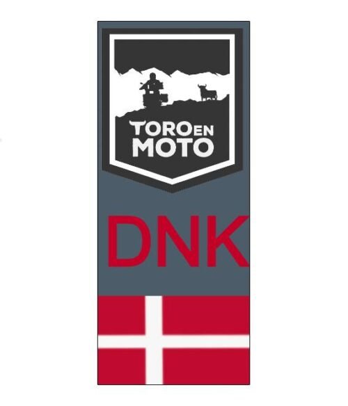Pegatina de vinilo ToroEnMoto con la bandera de Dinamarca, ideal para motos y cascos. Un símbolo del desafío ToroEnMoto en Europa.