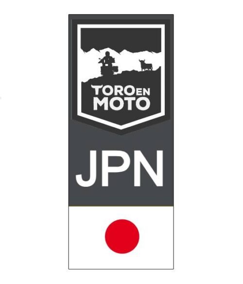 Pegatina de vinilo ToroEnMoto con la bandera de Japón. Representa el toro de Osborne más lejano y el punto final del desafío ToroEnMoto.
