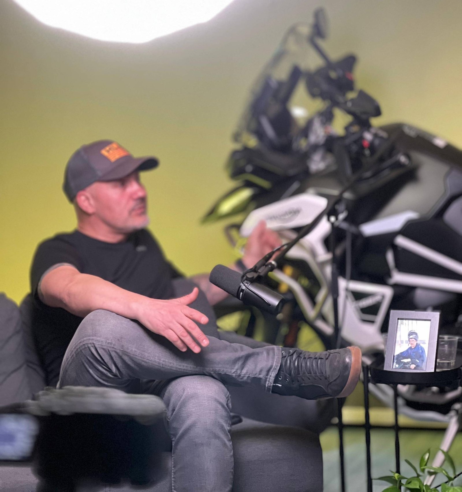 Julio Álamo durante charlas y conferencias de viajes en moto